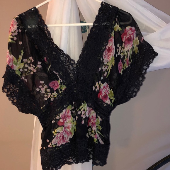 Flowered blouse - Picture 3 of 3